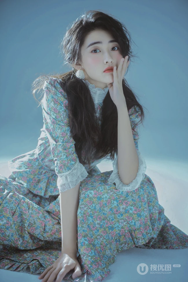 梁洁6月16生日主题超美卷发写真，身穿小碎花套装裙清新动人