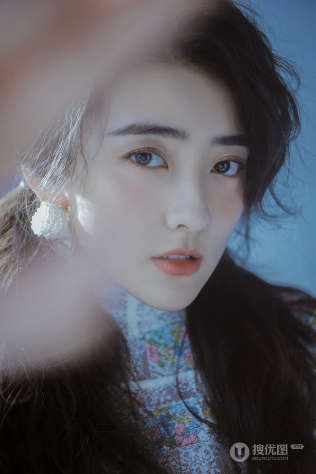 梁洁6月16生日主题超美卷发写真，身穿小碎花套装裙清新动人