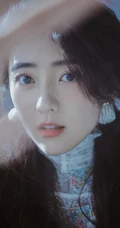 梁洁6月16生日主题超美卷发写真，身穿小碎花套装裙清新动人