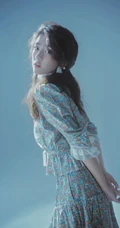 梁洁6月16生日主题超美卷发写真，身穿小碎花套装裙清新动人