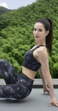 李若彤身穿健身衣，头绑马尾辫户外健身练瑜伽，展匀称身形和腹肌