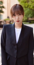 王珞丹梳着短发绑发，身穿职业装西服黑裤，干净利落街拍图片