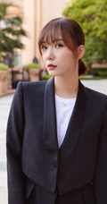 王珞丹梳着短发绑发，身穿职业装西服黑裤，干净利落街拍图片