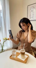 施诗外出游玩心情好，头戴草帽，身穿V领拉链连衣短裙，气质大方