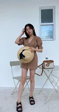 施诗外出游玩心情好，头戴草帽，身穿V领拉链连衣短裙，气质大方