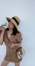 施诗外出游玩心情好，头戴草帽，身穿V领拉链连衣短裙，气质大方