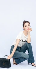 佟丽娅丸子头发型清爽靓丽，搭配白T恤，牛仔裤，时尚又不失甜美