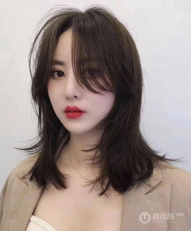 时髦感倍增的发尾烫，适合中长发女生的发尾烫 烫发女生图片集 第1张