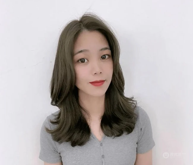 时髦感倍增的发尾烫，适合中长发女生的发尾烫 烫发女生图片集 第6张