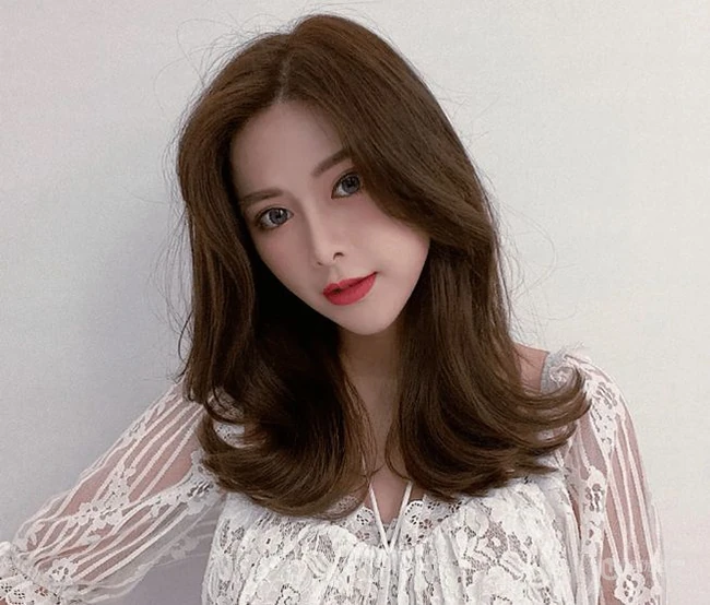 时髦感倍增的发尾烫，适合中长发女生的发尾烫 烫发女生图片集 第9张