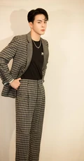 曾舜晞边分发型化身文艺范小生，搭配英伦风西服帅气逼人