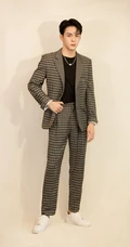 曾舜晞边分发型化身文艺范小生，搭配英伦风西服帅气逼人
