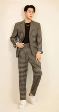 曾舜晞边分发型化身文艺范小生，搭配英伦风西服帅气逼人