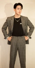 曾舜晞边分发型化身文艺范小生，搭配英伦风西服帅气逼人