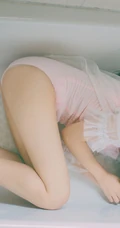浴室浴缸里的轻纱衣少女唯美艺术摄影写真