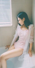 浴室浴缸里的轻纱衣少女唯美艺术摄影写真