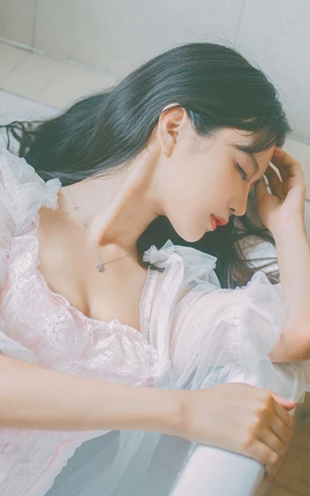 浴室浴缸里的轻纱衣少女唯美艺术摄影写真