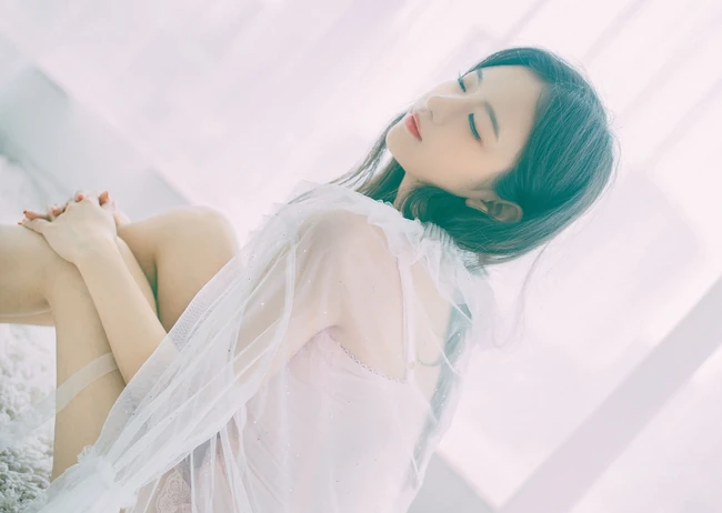 浴室浴缸里的轻纱衣少女唯美艺术摄影写真