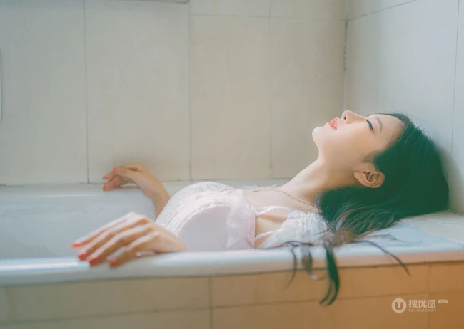 浴室浴缸里的轻纱衣少女唯美艺术摄影写真