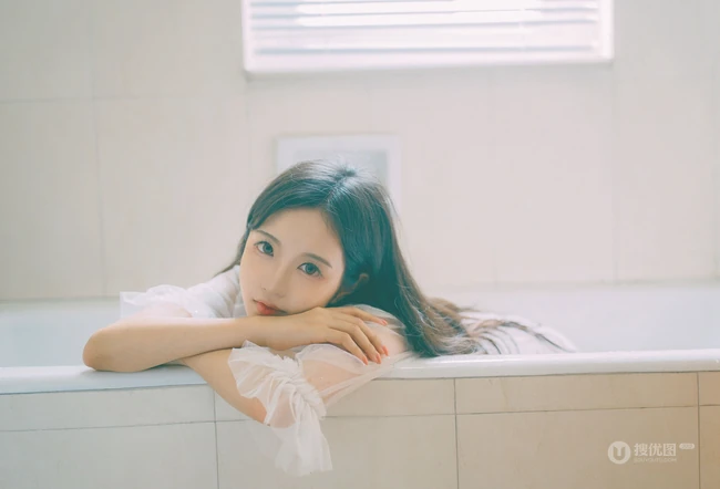 浴室浴缸里的轻纱衣少女唯美艺术摄影写真
