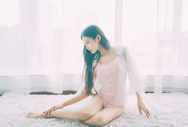浴室浴缸里的轻纱衣少女唯美艺术摄影写真