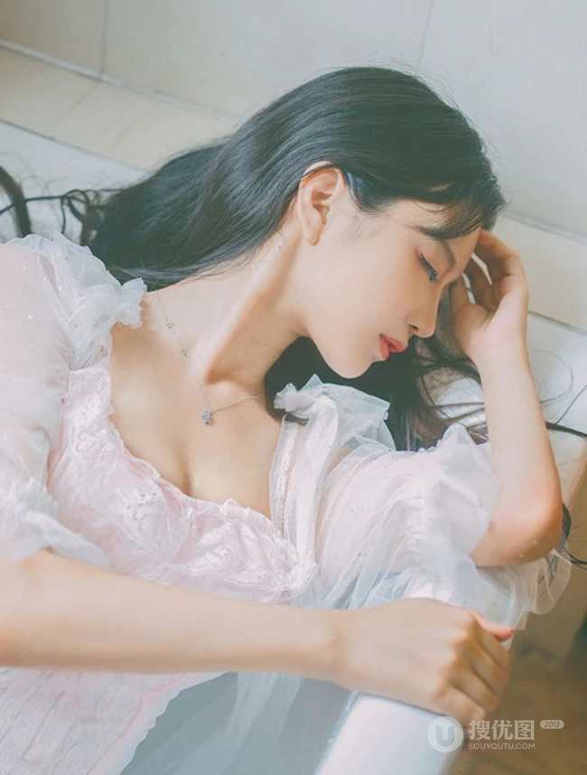 浴室浴缸里的轻纱衣少女唯美艺术摄影写真