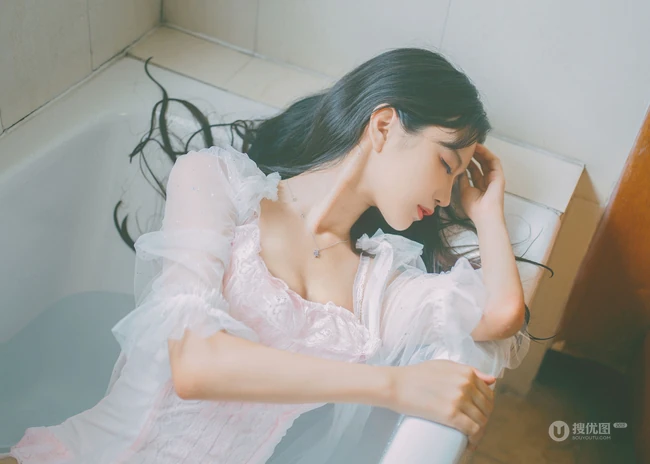 浴室浴缸里的轻纱衣少女唯美艺术摄影写真