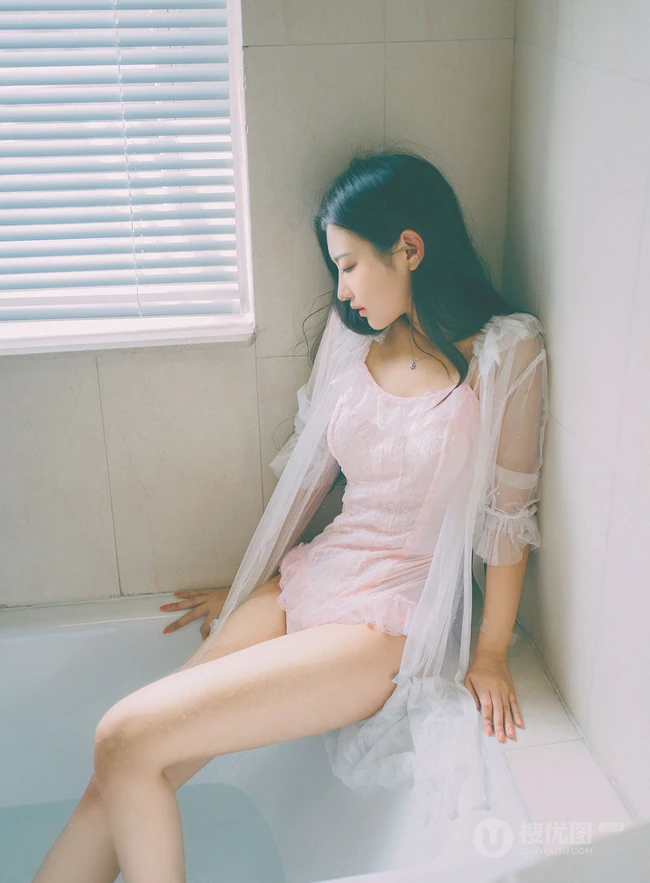 浴室浴缸里的轻纱衣少女唯美艺术摄影写真
