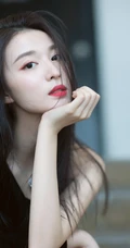 王楚然最新个性气质美照，礼裙黑裙着身，静坐楼梯上，线条感修长