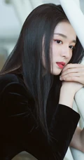 王楚然最新个性气质美照，礼裙黑裙着身，静坐楼梯上，线条感修长
