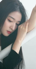 王楚然最新个性气质美照，礼裙黑裙着身，静坐楼梯上，线条感修长