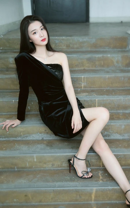 王楚然最新个性气质美照，礼裙黑裙着身，静坐楼梯上，线条感修长