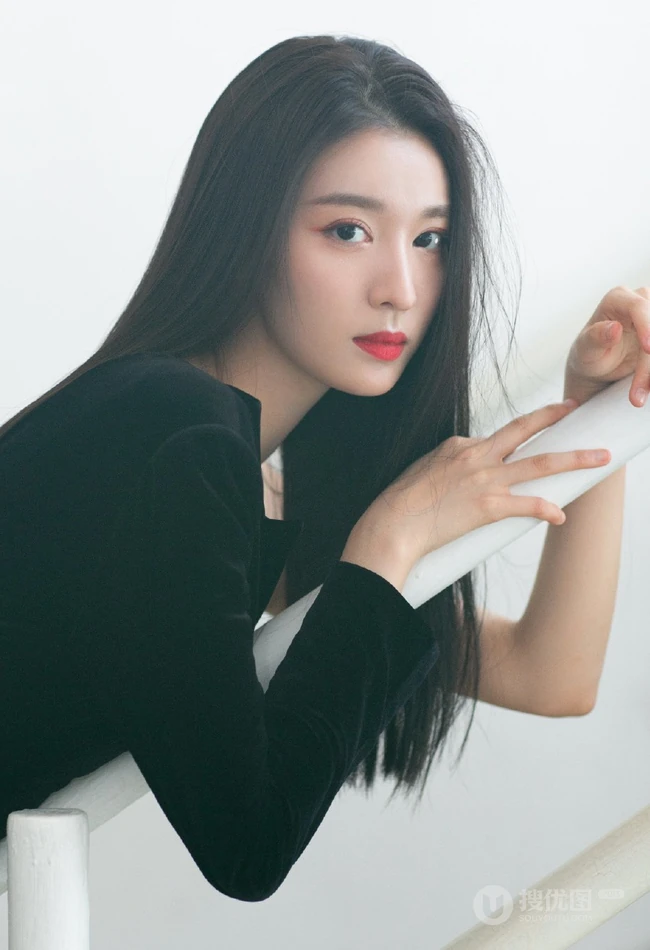 王楚然最新个性气质美照，礼裙黑裙着身，静坐楼梯上，线条感修长