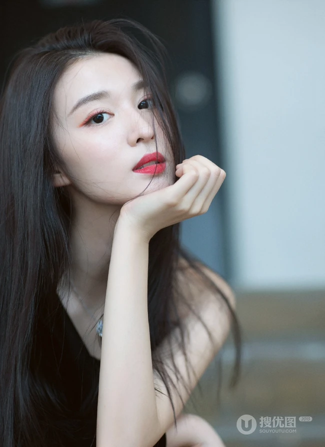 王楚然最新个性气质美照，礼裙黑裙着身，静坐楼梯上，线条感修长
