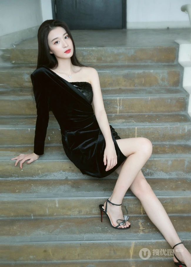 王楚然最新个性气质美照，礼裙黑裙着身，静坐楼梯上，线条感修长