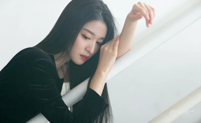 王楚然最新个性气质美照，礼裙黑裙着身，静坐楼梯上，线条感修长