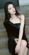 王楚然最新个性气质美照，礼裙黑裙着身，静坐楼梯上，线条感修长