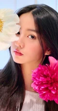 木村光希与花合影半遮娇颜，长发柔顺，难掩落落大方少女气质