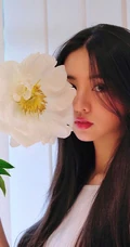 木村光希与花合影半遮娇颜，长发柔顺，难掩落落大方少女气质