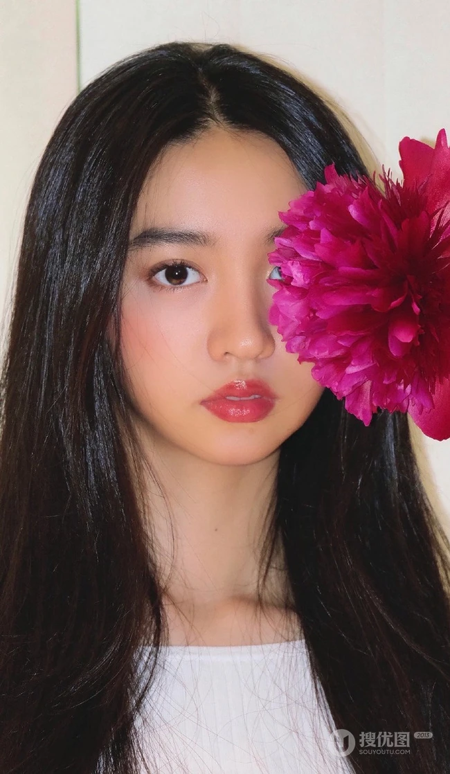 木村光希与花合影半遮娇颜，长发柔顺，难掩落落大方少女气质