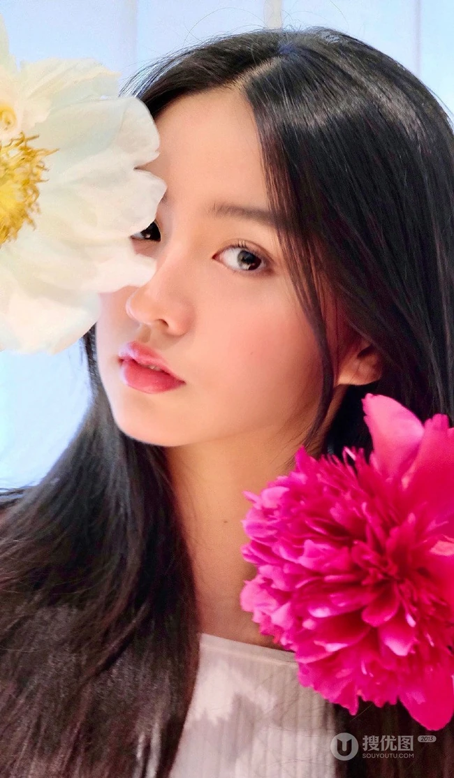 木村光希与花合影半遮娇颜，长发柔顺，难掩落落大方少女气质
