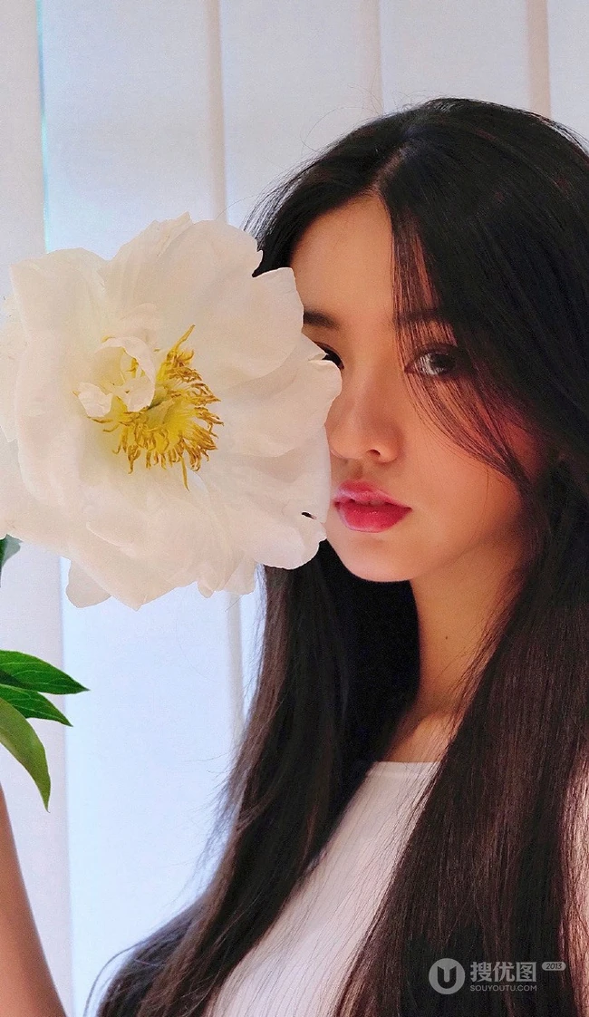 木村光希与花合影半遮娇颜，长发柔顺，难掩落落大方少女气质