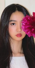 木村光希与花合影半遮娇颜，长发柔顺，难掩落落大方少女气质