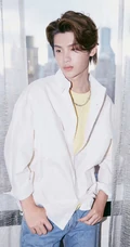 00后小帅哥黄明昊白衬衫牛仔裤帅气写真美图