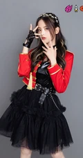 火箭少女101官微晒全成员个人照，红色勋章衣搭配黑裤或黑裙，青春靓丽