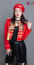 火箭少女101官微晒全成员个人照，红色勋章衣搭配黑裤或黑裙，青春靓丽