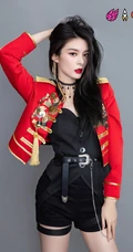 火箭少女101官微晒全成员个人照，红色勋章衣搭配黑裤或黑裙，青春靓丽