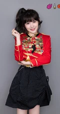 火箭少女101官微晒全成员个人照，红色勋章衣搭配黑裤或黑裙，青春靓丽