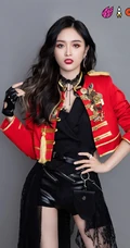 火箭少女101官微晒全成员个人照，红色勋章衣搭配黑裤或黑裙，青春靓丽