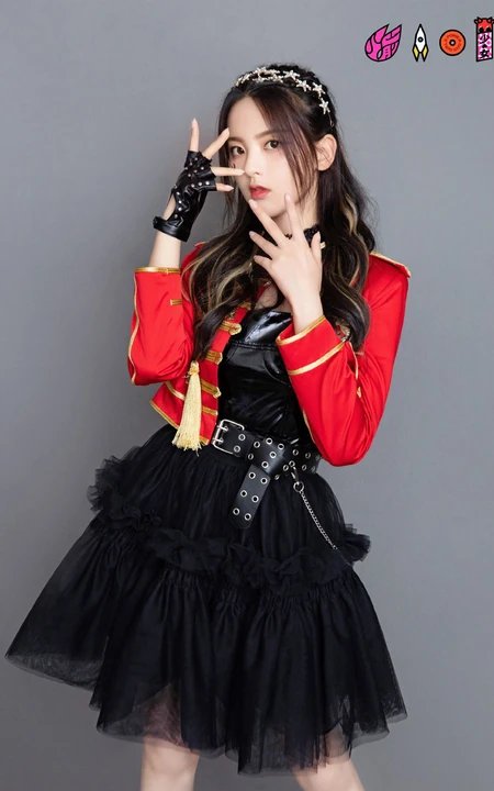 火箭少女101官微晒全成员个人照，红色勋章衣搭配黑裤或黑裙，青春靓丽
